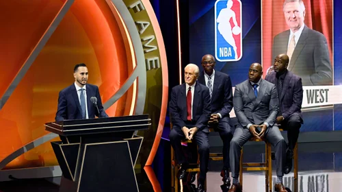 Jerry West, el primer tres veces Salón de la Fama del baloncesto