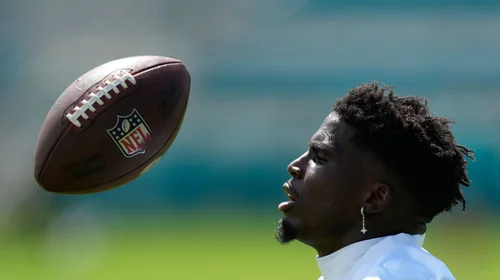 Tyreek Hill confía en revertir baja producción en la temporada