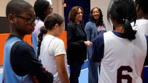 Kamala Harris tiene convivencia con el electorado en Filadelfia