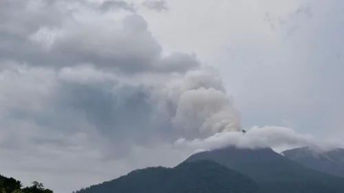 Erupción en Indonesia quema casas y mata al menos a 6 personas