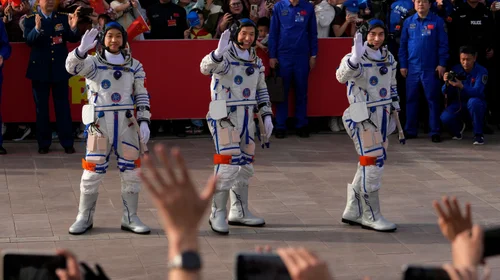Regresan tres astronautas chinos tras seis meses en el espacio
