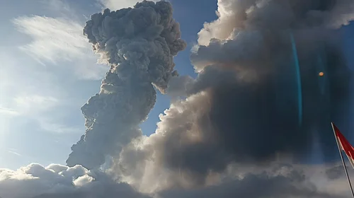 Volcán Lewotobi Laki Laki vuelve a hacer erupción en Indonesia