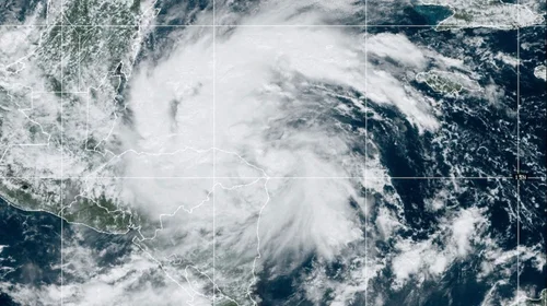 Tormenta tropical Sara toca tierra en el norte de Honduras