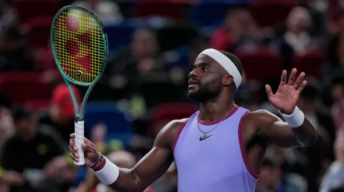 Multan a Tiafoe con 120,000 dólares por insultar a juez de tenis