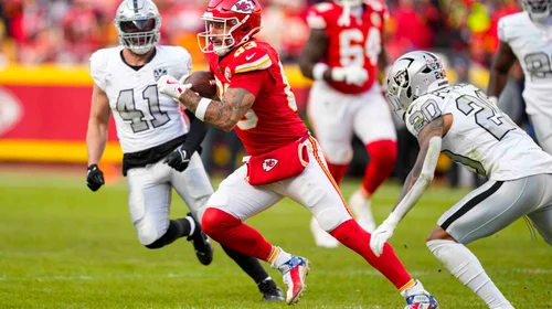 Chiefs derrota a Raiders y asegura lugar e Playoffs de NFL