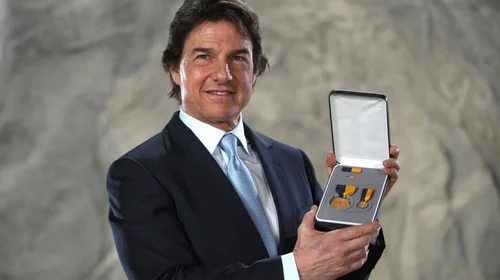 ¡Tom Cruise vuela alto!: Marina le otorga condecoración