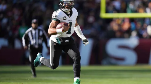 Jalen Hurts es duda para el juego del domingo por conmoción