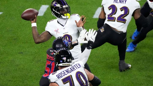  Lamar rompe récord de yardas por tierra y Ravens vencen a Texans
