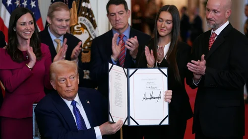 Trump promulga ley para deportar a migrantes criminales
