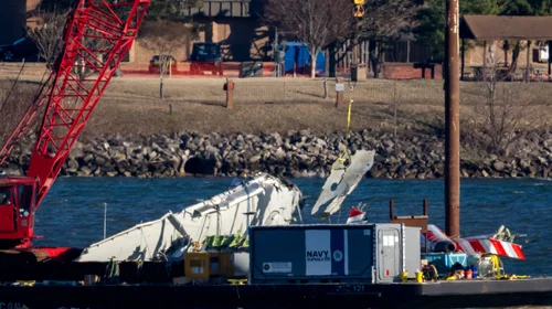 Recuperan restos de víctimas del accidente aéreo de Washington