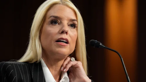 Confirma a Pam Bondi al frente del Departamento de Justicia