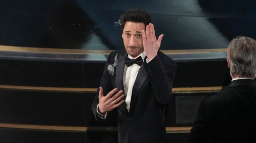 Adrien Brody recibe el Óscar a mejor actor por 'The Brutalist'