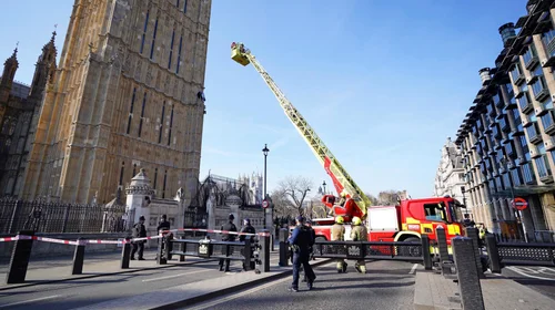 Convencen a hombre con bandera palestina que baje del Big Ben