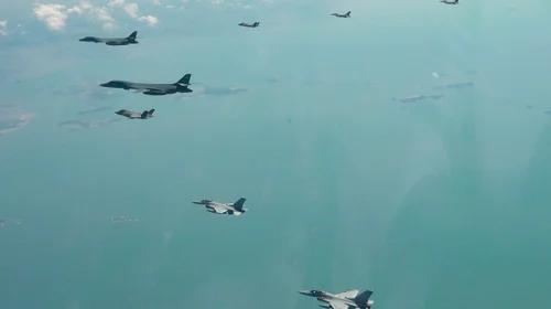 Norcorea amenaza con responder a vuelo aviones de EUA en Surcorea