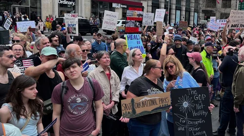 Manifestantes contra el gobierno de Trump se reúnen en todo EUA