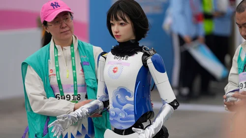 Robots corren medio maratón en China junto a competidores humanos