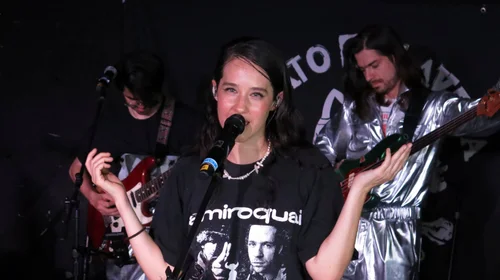 Ximena Sariñana enciende una chispa roja con “Rompe”