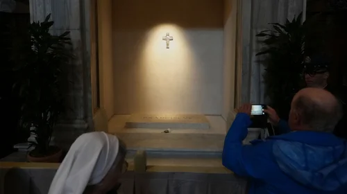 Más de 20 mil personas visitan la tumba del papa Francisco