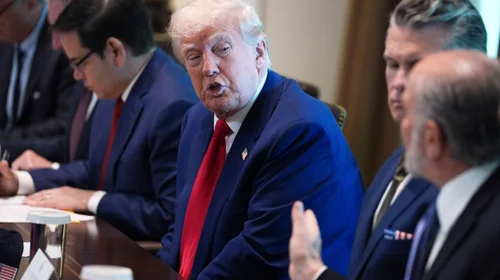 Trump ordena a camioneros hablar inglés para mayor 'seguridad'