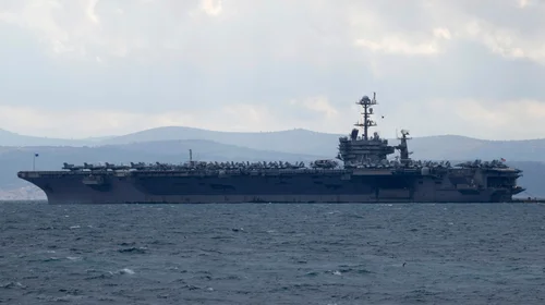 Caza F/A-18 cae de portaaviones de EUA hacia el mar Rojo