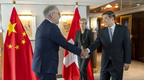 Conversaciones arancelarias entre EUA y China seguirán el domingo