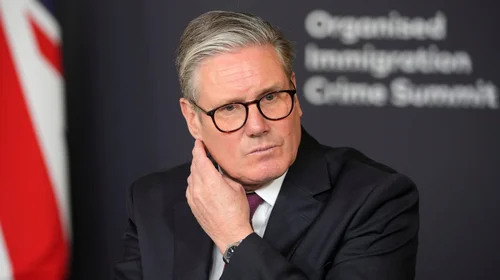 Reino Unido endurecerá reglas migratorias ante descontento social
