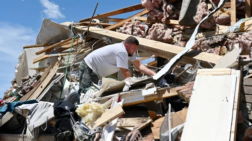 Residentes se recuperan tras tornados letales en EUA