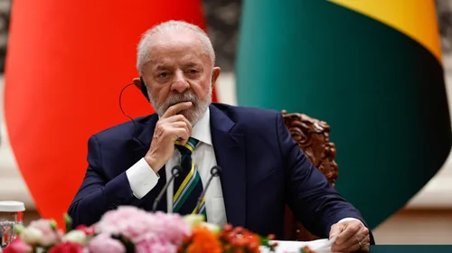 Hospitalizan brevemente a Lula por un problema en el oído interno