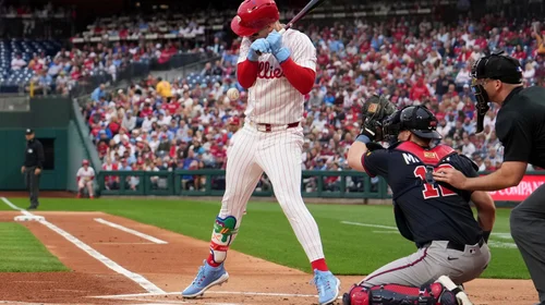Bryce Harper abandona juego de MLB por un golpe de una recta