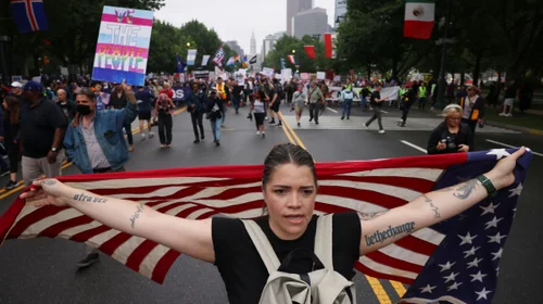 Manifestantes llenan calles de EUA en protestas contra Trump