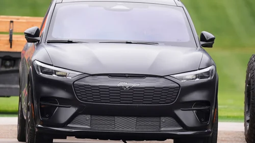Ford retira casi 200,000 Mustang Mach-E por fallas en cerraduras
