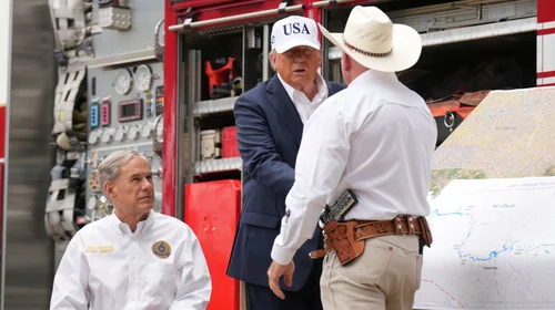 Trump visita zonas afectadas por inundaciones en Texas