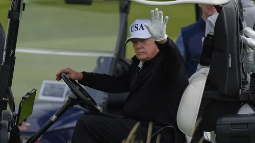 Trump juega golf en Escocia; manifestantes critican su visita