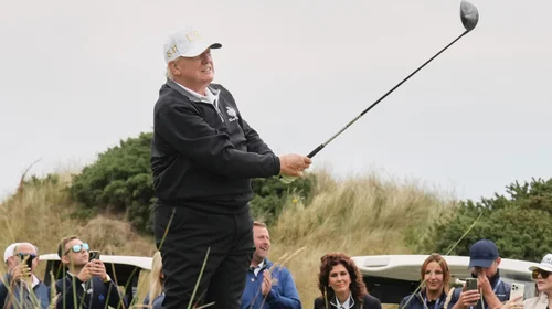 Trump inaugura nuevo campo de golf para cerrar viaje a Escocia