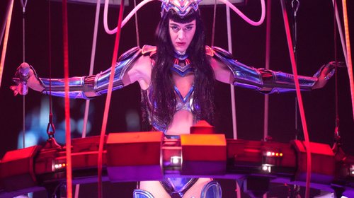 Video: Katy Perry sufre descarga eléctrica en pleno show aéreo