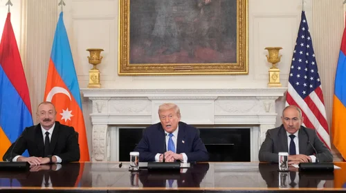 Líderes de Armenia y Azerbaiyán firman acuerdo de paz tras cumbre