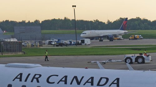 Air Canada cancela cientos de vuelos; aeromozos amagan con huelga