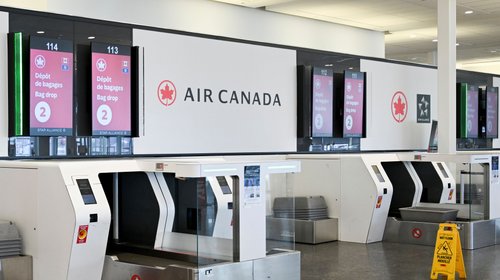 Sobrecargos de Air Canada desafían orden de regresar al trabajo