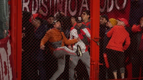 Suspenden el U de Chile-Independiente por violencia en las gradas