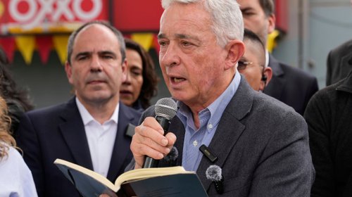 Expresidente Álvaro Uribe rinde homenaje a precandidato asesinado