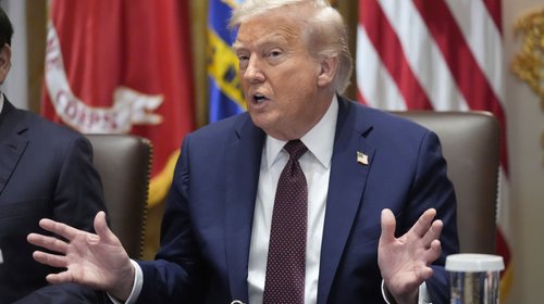 Trump reaparece en Truth Social tras rumores sobre su salud