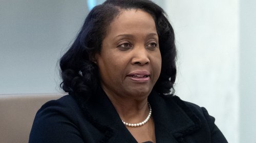 Trump solicita orden de emergencia para retirar a Lisa Cook