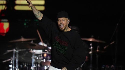 Residente hace un llamado por la paz en Gaza en concierto de CDMX