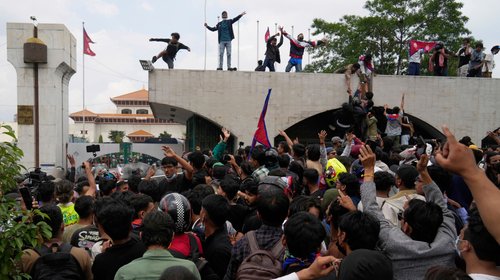 Policía abre fuego en protestas en Nepal; hay al menos 17 muertos