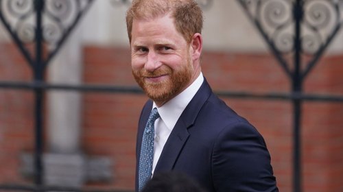 El príncipe Enrique visita la tumba de la reina en su viaje a RU