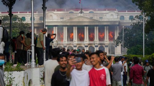 Protestas en Nepal crecen tras la renuncia del primer ministro