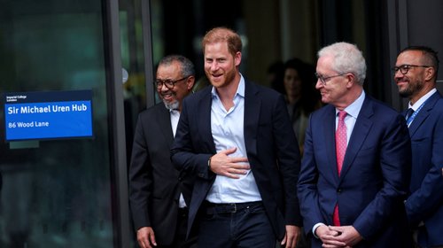 El príncipe Enrique se reúne con su padre, el rey Carlos III
