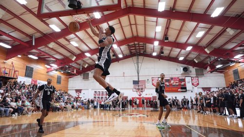Spurs visitan a estudiantes de Texas tras inundaciones mortales
