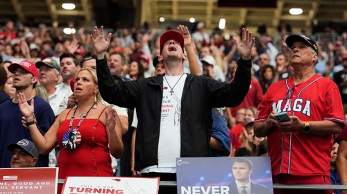 Más de 60,000 personas se reúnen para homenajear a Charlie Kirk