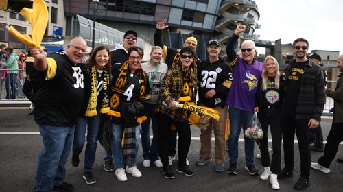 Fanáticos de los Steelers llegan al partido de la NFL en Irlanda